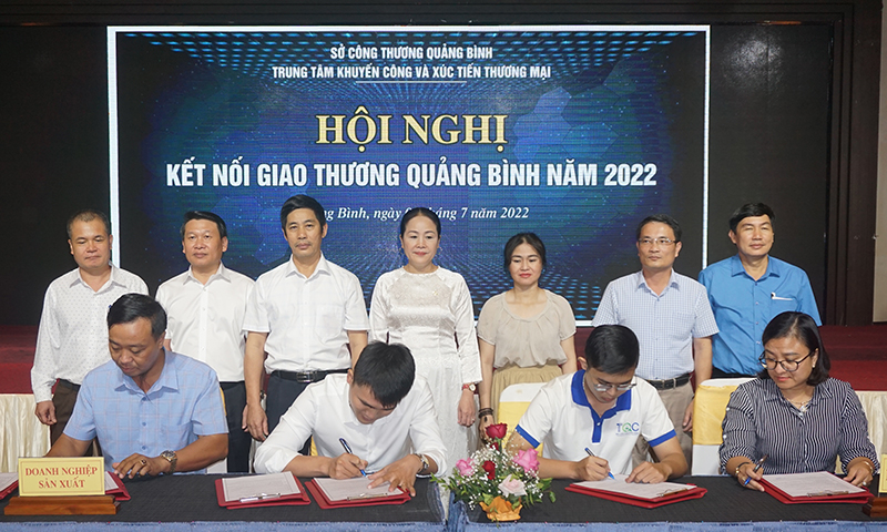 Đại diện các DN tham gia ký kết biên bản ghi nhớ hợp tác kinh doanh.