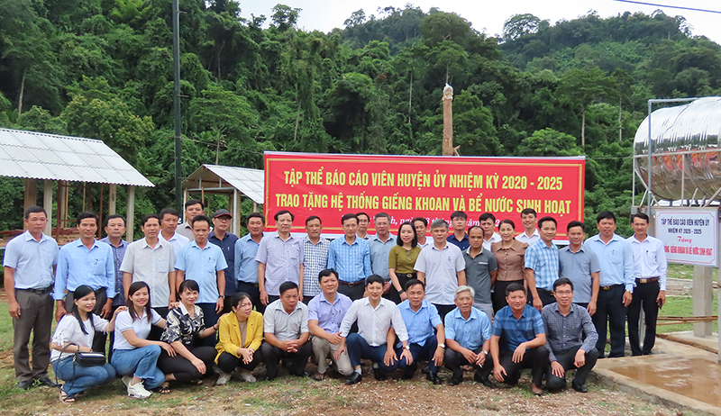 Tập thể báo cáo viên Huyện ủy Bố Trạch tổ chức khành thành và bàn giao giếng nước khoan, bể nước cho bà con nhân dân bản Cà Roòng 2 (xã Thượng Trạch, huyện Bố Trạch).
