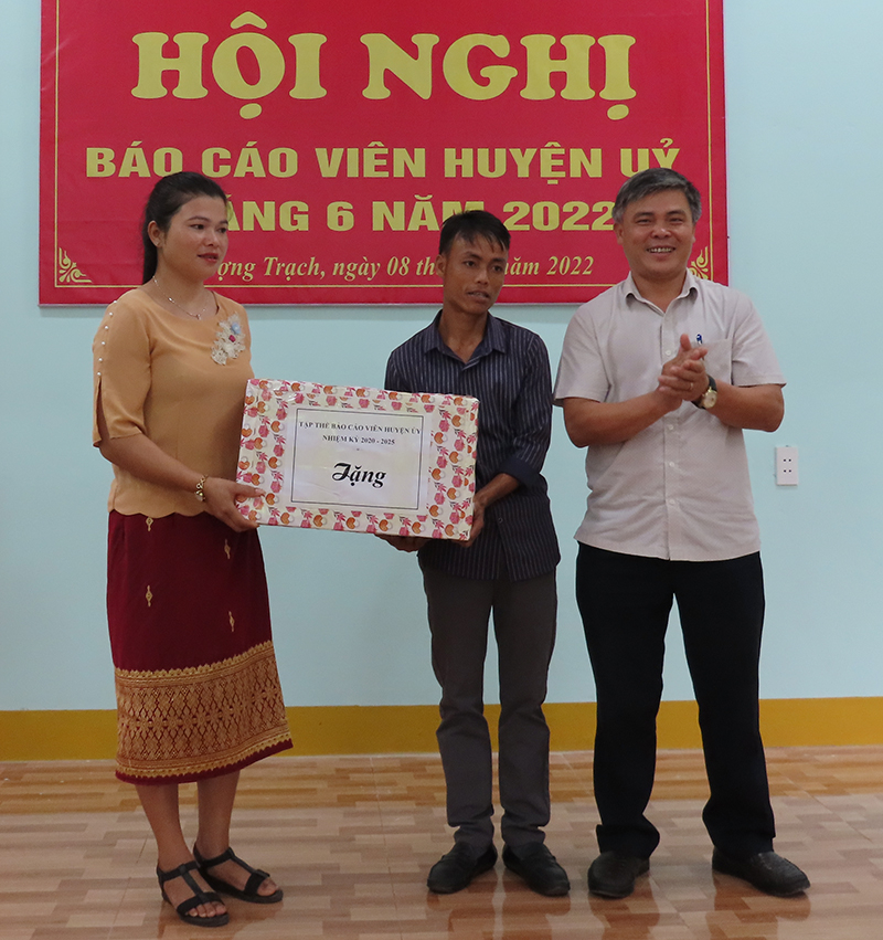 Đồng chí Phó Bí thư Thường trực Huyện ủy Bố Trạch Trần Văn Thăng tặng quà cho bản Cà Roòng 1 (xã Thượng Trạch, huyện Bố Trạch).