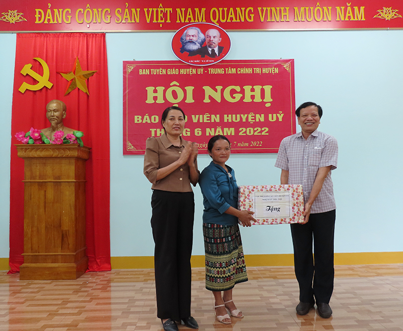  Tập thể báo cáo viên Huyện ủy Bố Trạch tặng quà cho xã Thượng Trạch (Bố Trạch).
