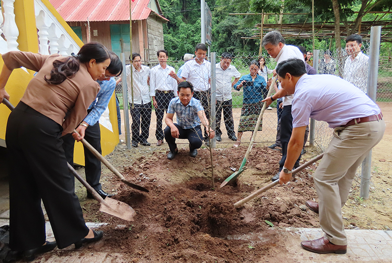 Lãnh đạo Huyện ủy Bố Trạch và các báo cáo viên trồng cây lưu niệm tại nhà văn hóa cộng đồng bản Cà Roòng 1 (xã Thượng Trạch, huyện Bố Trạch).