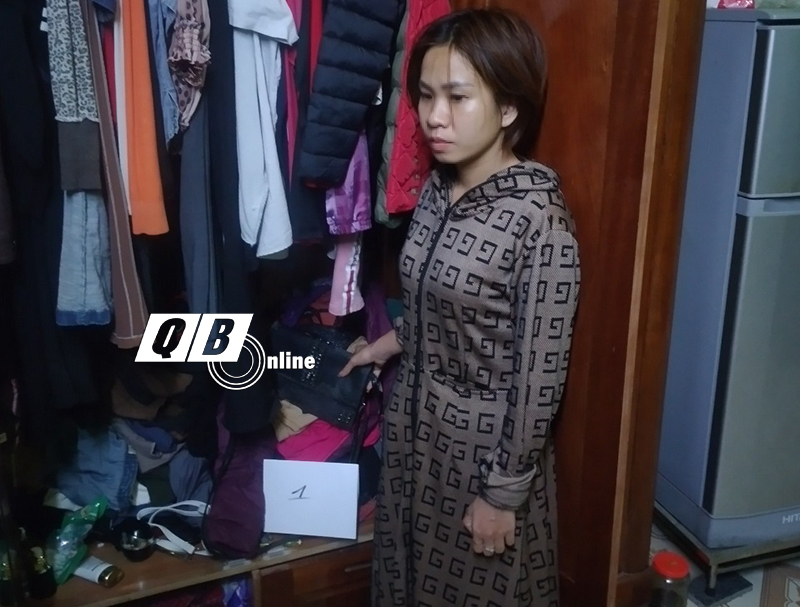 Đối tượng Phạm Thị Hà cùng tang vật vụ trộm.