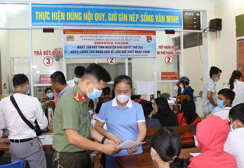 Để tạo điều kiện thuận lợi cho người dân đến làm thủ tục cấp hộ chiếu, Phòng Quản lý XNC đã bố trí cán bộ trực tiếp hướng dẫn.