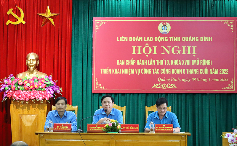 Các đồng chí lãnh đạo LĐLĐ tỉnh chủ trì hội nghị.