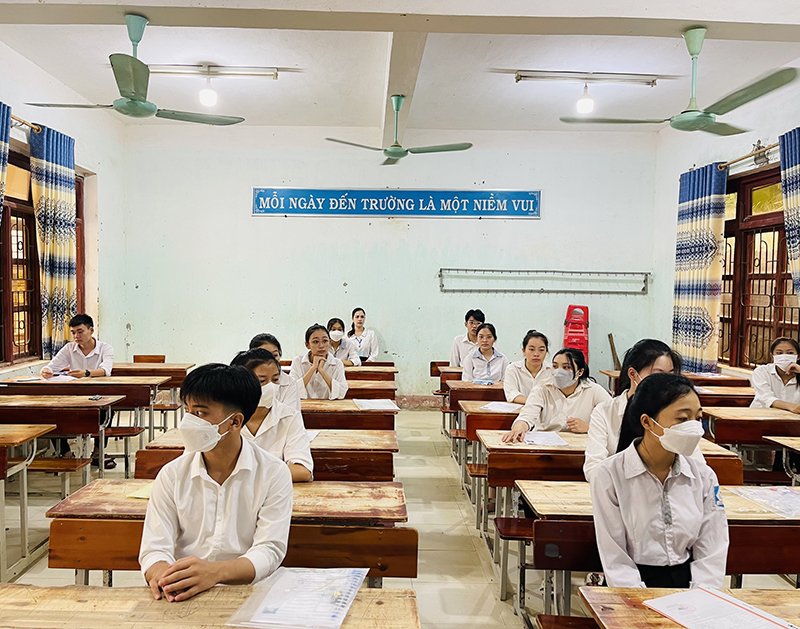 Thí sinh làm các thủ tục cần thiết trước khi làm bài thi