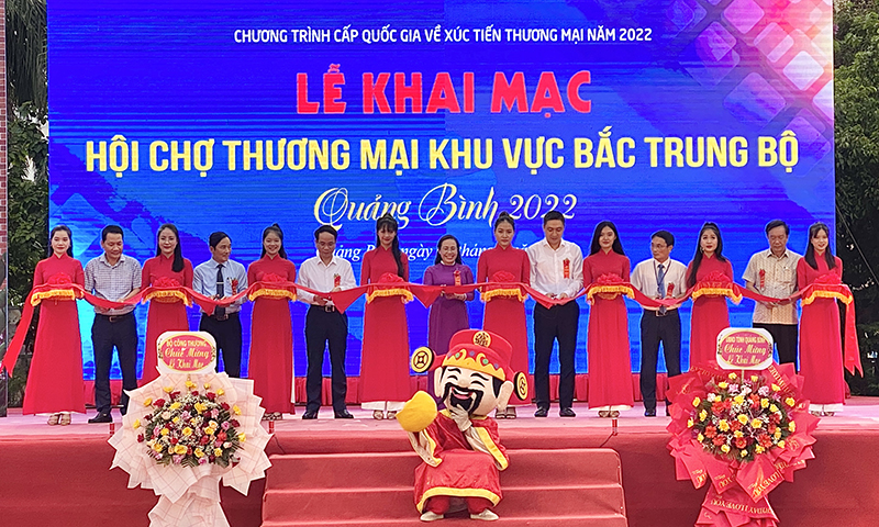 Đại biểu cắt băng khai mạc hội chợ.