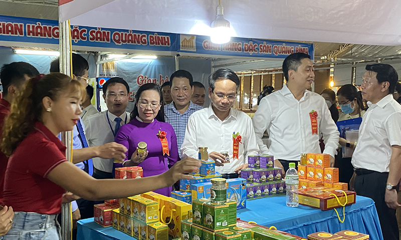 Đại biểu tham quan các gian hàng trưng bày tại hội chợ.