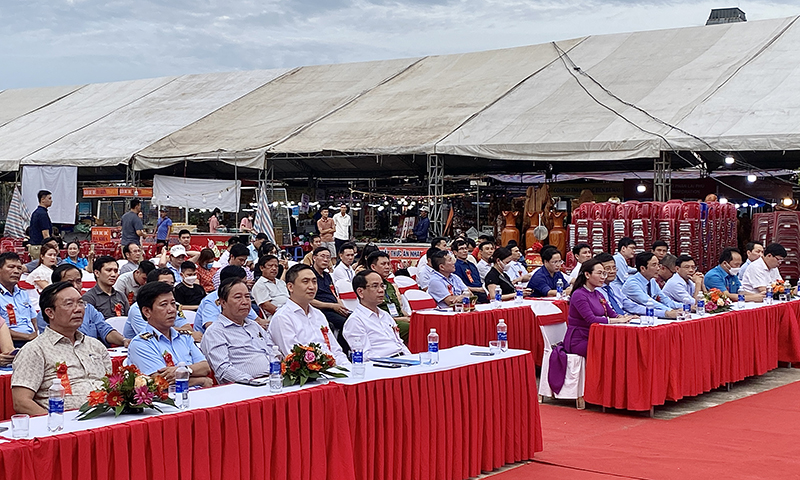 Đại biểu dự lễ khai mạc hội chợ.