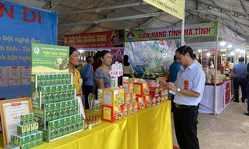 Một số gian hàng trưng bày sản phẩm tại hội chợ.