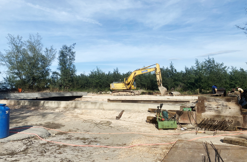 Tại gói thầu XL-06, nhà thầu phụ Công ty Tường Minh đang thi công cầu Km30 + 576,03 (thôn Tân Hoà, xã Ngư Thủy Bắc)