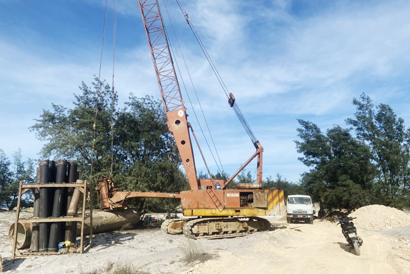 Tổng Công ty xây dựng Trường Sơn, nhà thầu phụ gói thầu XL-06 đang thi công cầu KM 28+671,24 (thôn Tân Thuận, xã Ngư Thủy Bắc).