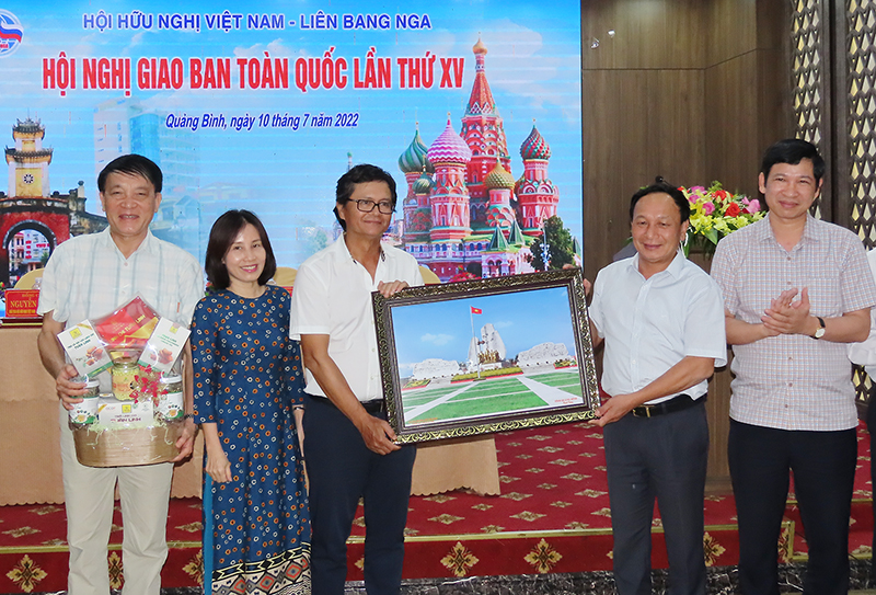 Đồng chí Phó Bí thư Thường trực Tỉnh ủy Trần Hải Chầu và đồng chí Phó Chủ tịch UBND tỉnh Hồ An Phong tặng quà lưu niệm cho Hội hữu nghị Việt Nam-Liên bang Nga.