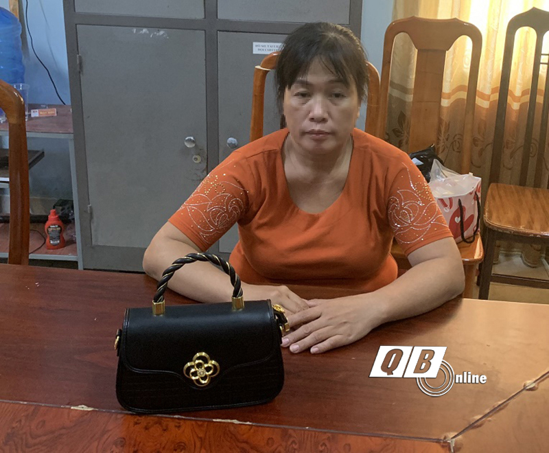 Đối tượng Hoàng Thị Bông cùng tang vật vụ trộm.