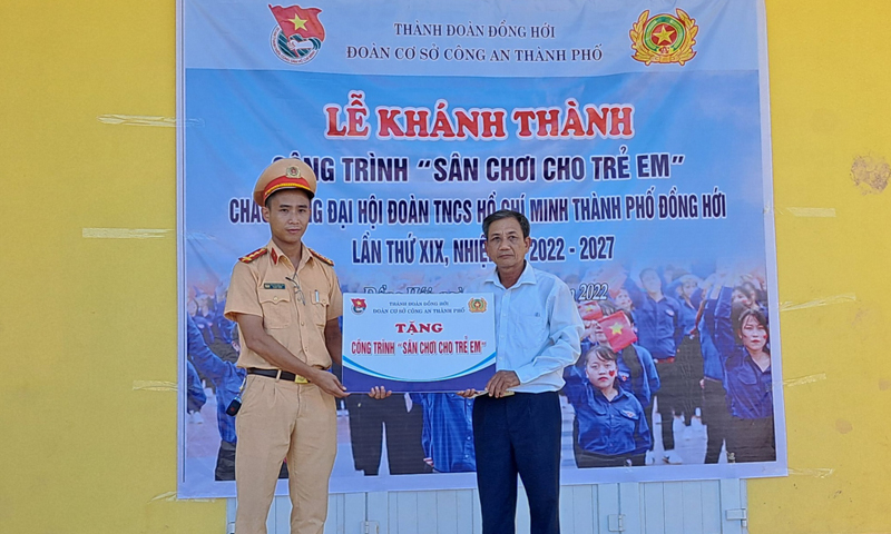  Bí thư Đoàn cơ sở Công an TP .Đồng Hới trao tặng công trình thanh niên cho phường Bắc Nghĩa.