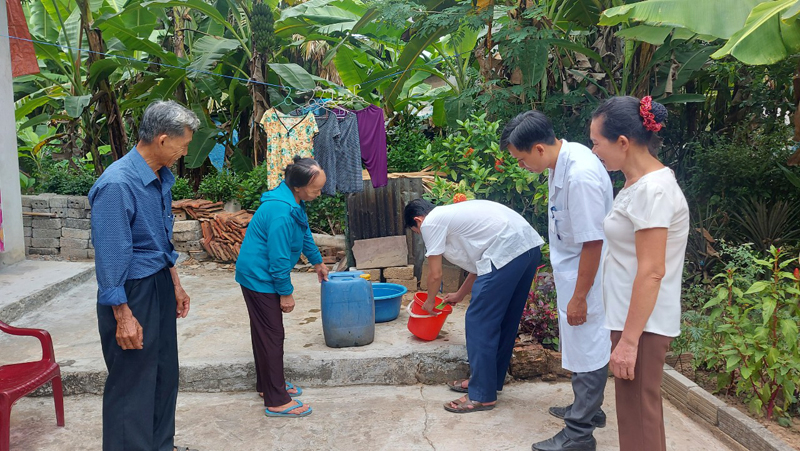 Cán bộ y tế xã Thuận Hóa (Tuyên Hóa) hướng dẫn người dân thực hiện các biện pháp phòng, chống dịch SXH.