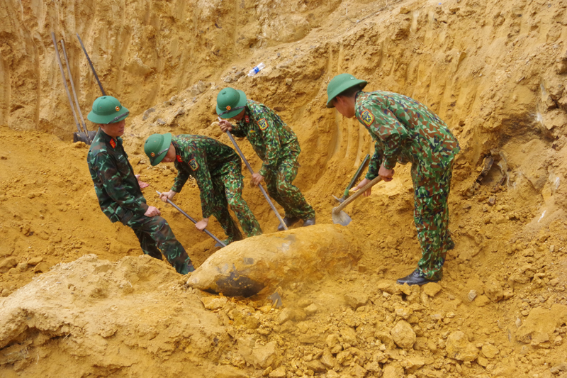Hiện trường quả bom sau khi được lực lượng công binh đào bới tìm thấy.