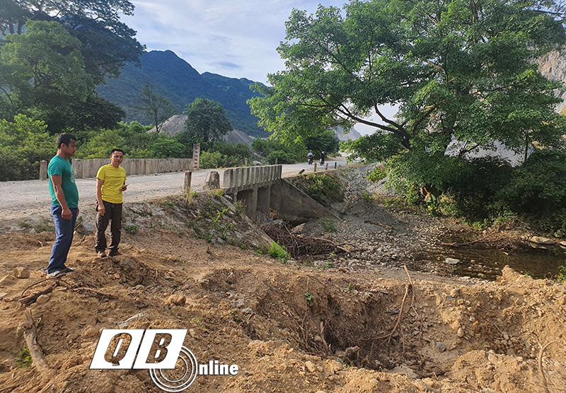 Trưởng bản Khe Ngang Hồ Sửu thông tin sự việc cho phóng viên Báo Quảng Bình.