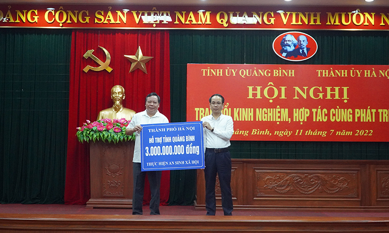  Đồng chí Phó Bí thư Thành ủy Hà Nội Nguyễn Văn Phong trao 3 tỷ đồng hỗ trợ an sinh xã hội cho tỉnh Quảng Bình