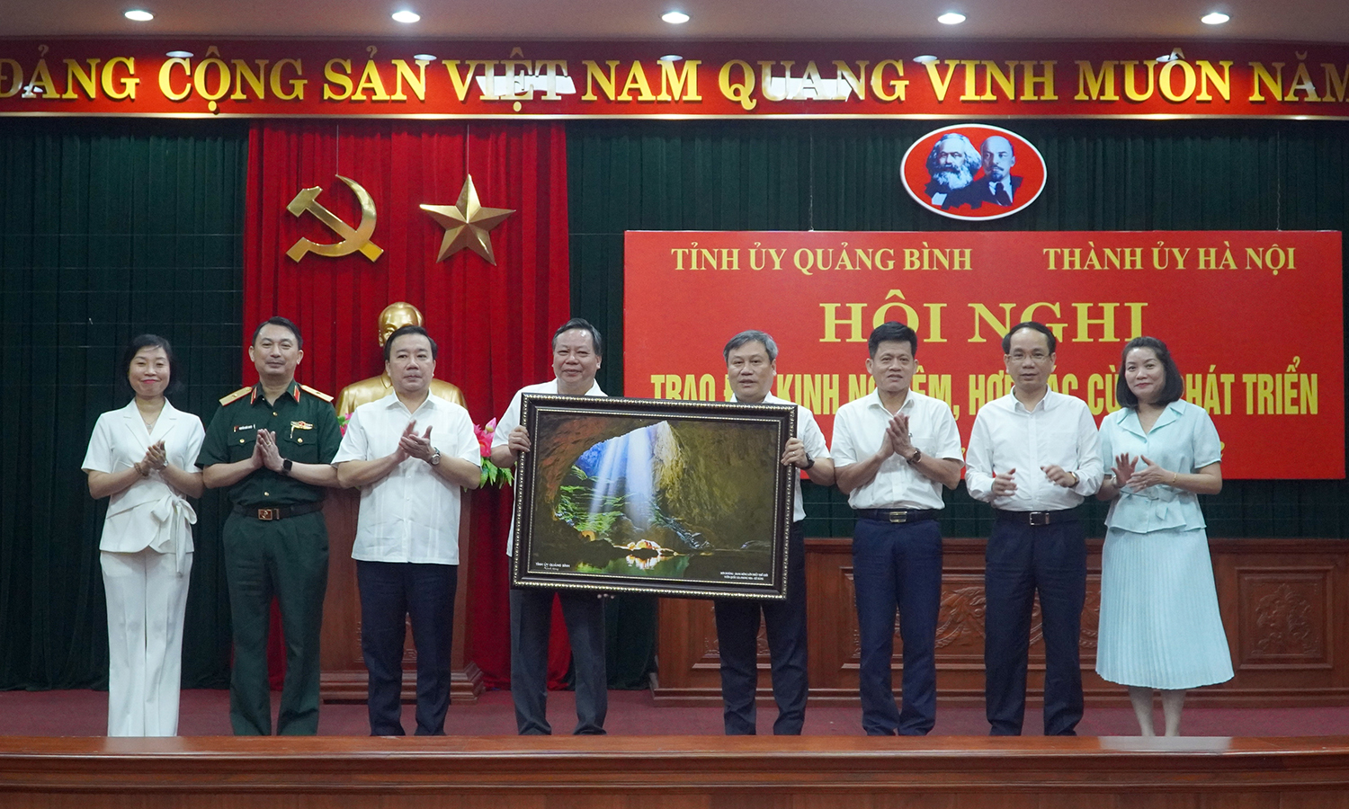 Đồng chí Bí thư Tỉnh ủy Vũ Đại Thắng tặng quà cho Đoàn công tác TP.Hà Nội.