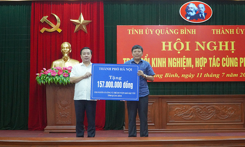  Đồng chí Phó Chủ tịch UBND TP.Hà Nội trao quà, học bổng cho các gia đình chính sách, học sinh nghèo.