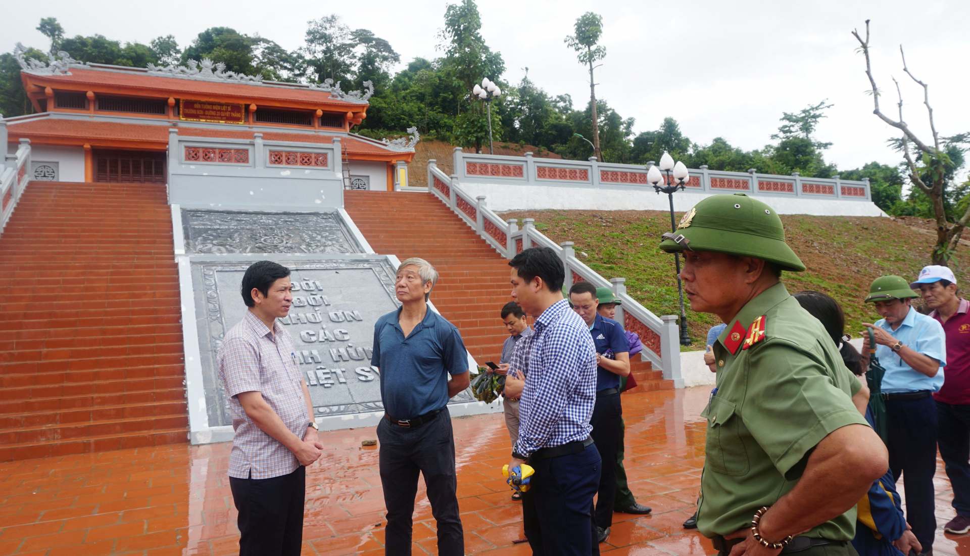 Đồng chí PCT UBND tỉnh Hồ An Phong nghe các đơn vị báo cáo kế hoạch thực hiện công việc chuẩn bị cho lễ khánh thành.