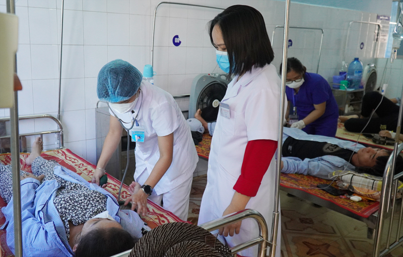 Công việc áp lực nhưng thu nhập chưa tương xứng đã khiến nhiều y bác sĩ phải rời vị trí của mình tìm việc làm mới.