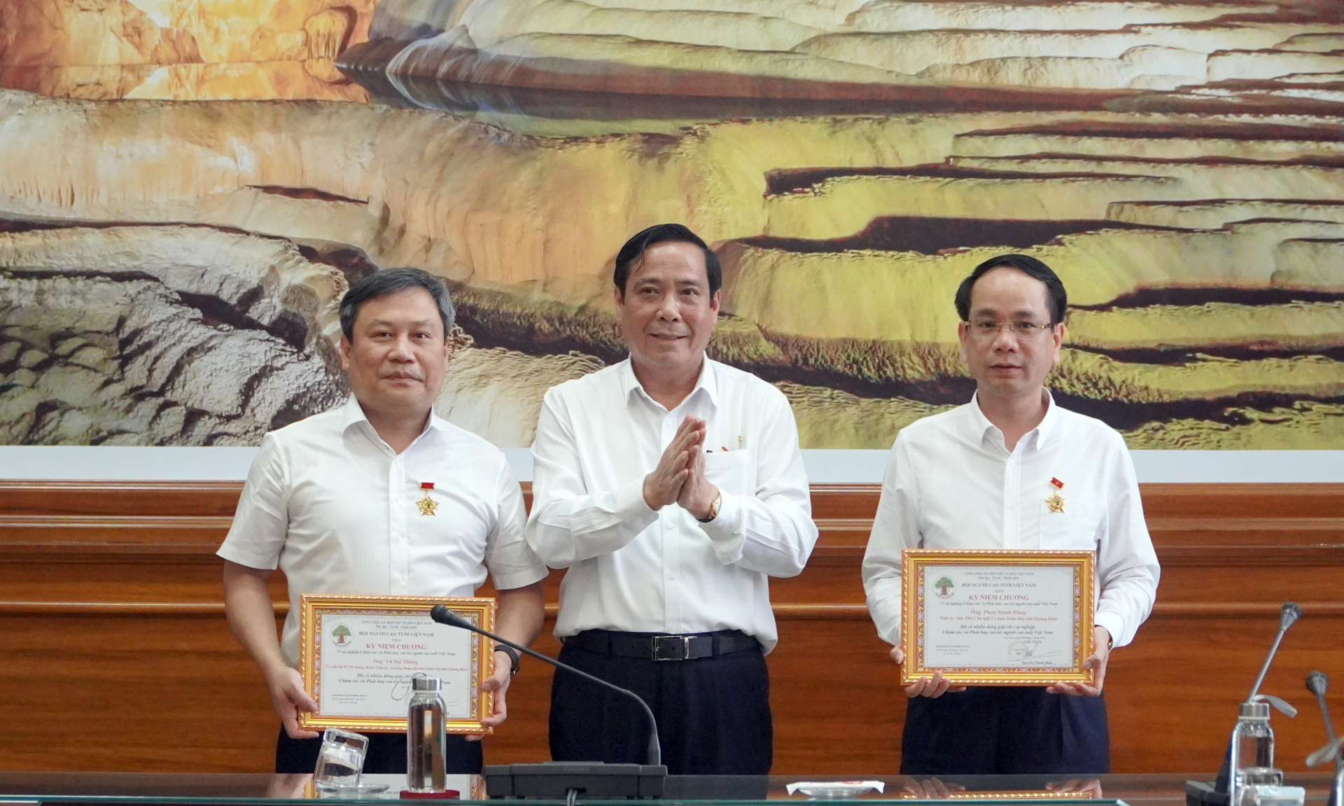 Đồng chí Nguyễn Thanh Bình trao Kỷ niệm chương “Vì sự nghiệp chăm sóc và phát huy vai trò NCT Việt Nam” cho đồng chí Vũ Đại Thắng và Phan Mạnh Hùng