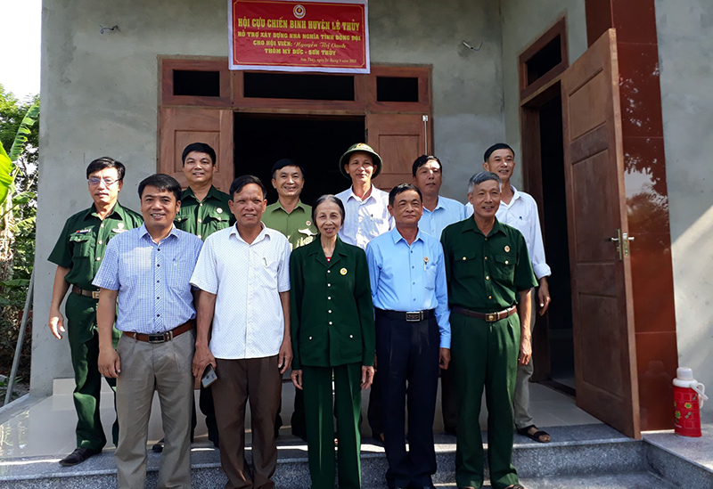 Hội CCB huyện Lệ Thủy bàn giao nhà nghĩa tình đồng đội cho hội viên.