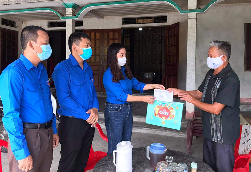 Tặng quà cho gia đình người có công với cách mạng.