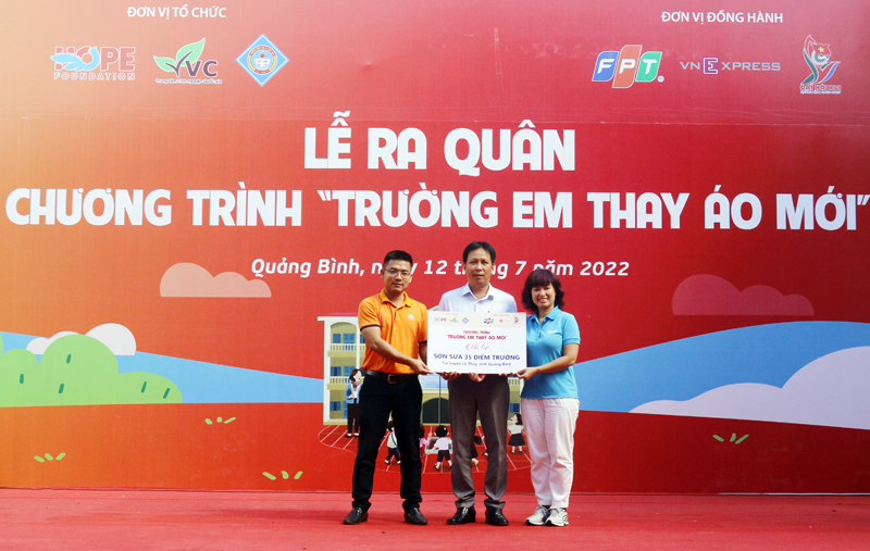 Ban tổ chức trao biển tượng trưng hỗ trợ kinh phí sơn sửa 35 điểm trường trên địa bàn huyện Lệ Thuỷ.