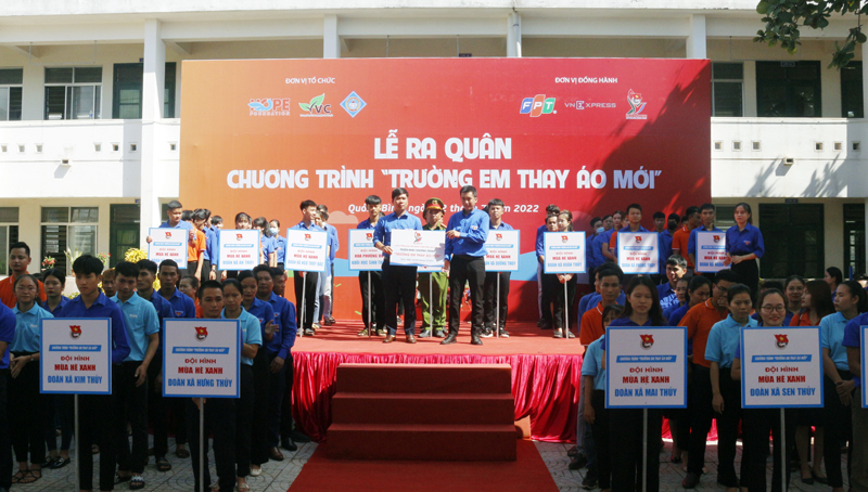Lễ xuất quân chương trình “Trường em thay áo mới”.