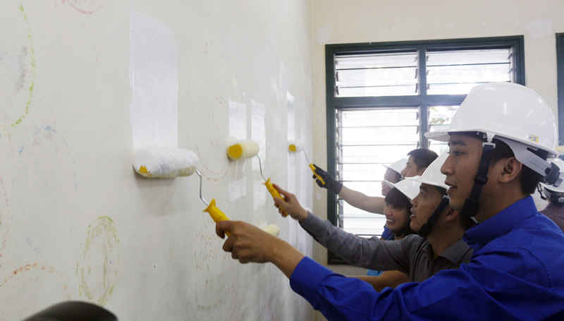 Các đại biểu tham gia sơn sửa Trường tiểu học Mỹ Thủy.