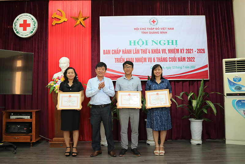 Đại diện lãnh đạo Hội Chữ thập đỏ tỉnh khen thưởng cho các tập thể, cá nhân có thành tích xuất sắc trong “Tháng Nhân đạo” năm 2022
