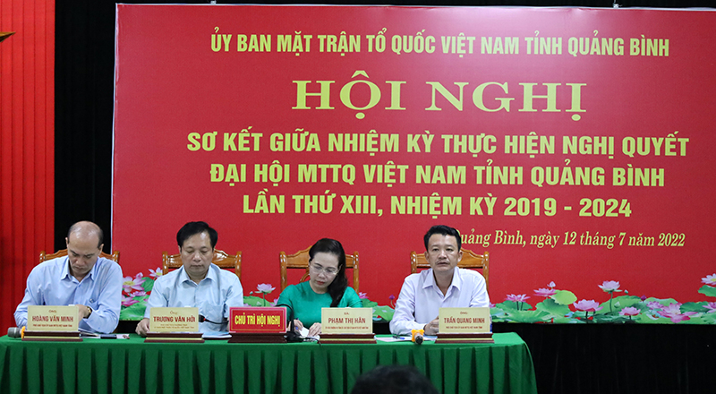 Các đồng chí lãnh đạo Ủy ban MTTQVN tỉnh chủ trì hội nghị. 
