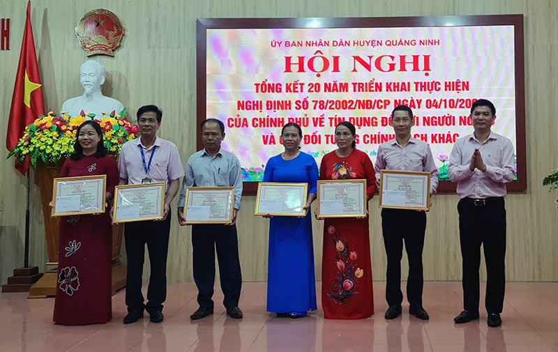 Lãnh đạo huyện Quảng Ninh và Ban đại diện HĐQT NHCSXH tỉnh trao tặng giấy khen của Tổng Giám đốc NHCSXH Việt Nam cho các tập thể và cá nhân có thành tích xuất sắc.