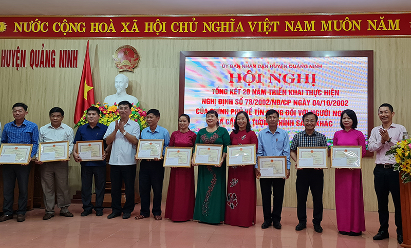 Lãnh đạo huyện Quảng Ninh và Ban đại diện HĐQT NHCSXH tỉnh trao tặng giấy khen của Tổng Giám đốc NHCSXH Việt Nam cho các tập thể và cá nhân có thành tích xuất sắc.