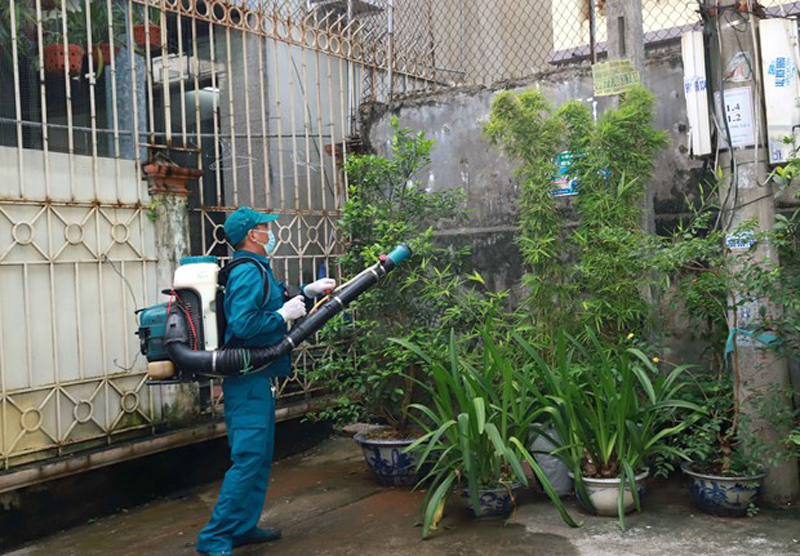 Phun hóa chất diệt muỗi tại phường Lương Khánh Thiện, thành phố Phủ Lý. (Ảnh: Nguyễn Chinh/TTXVN)