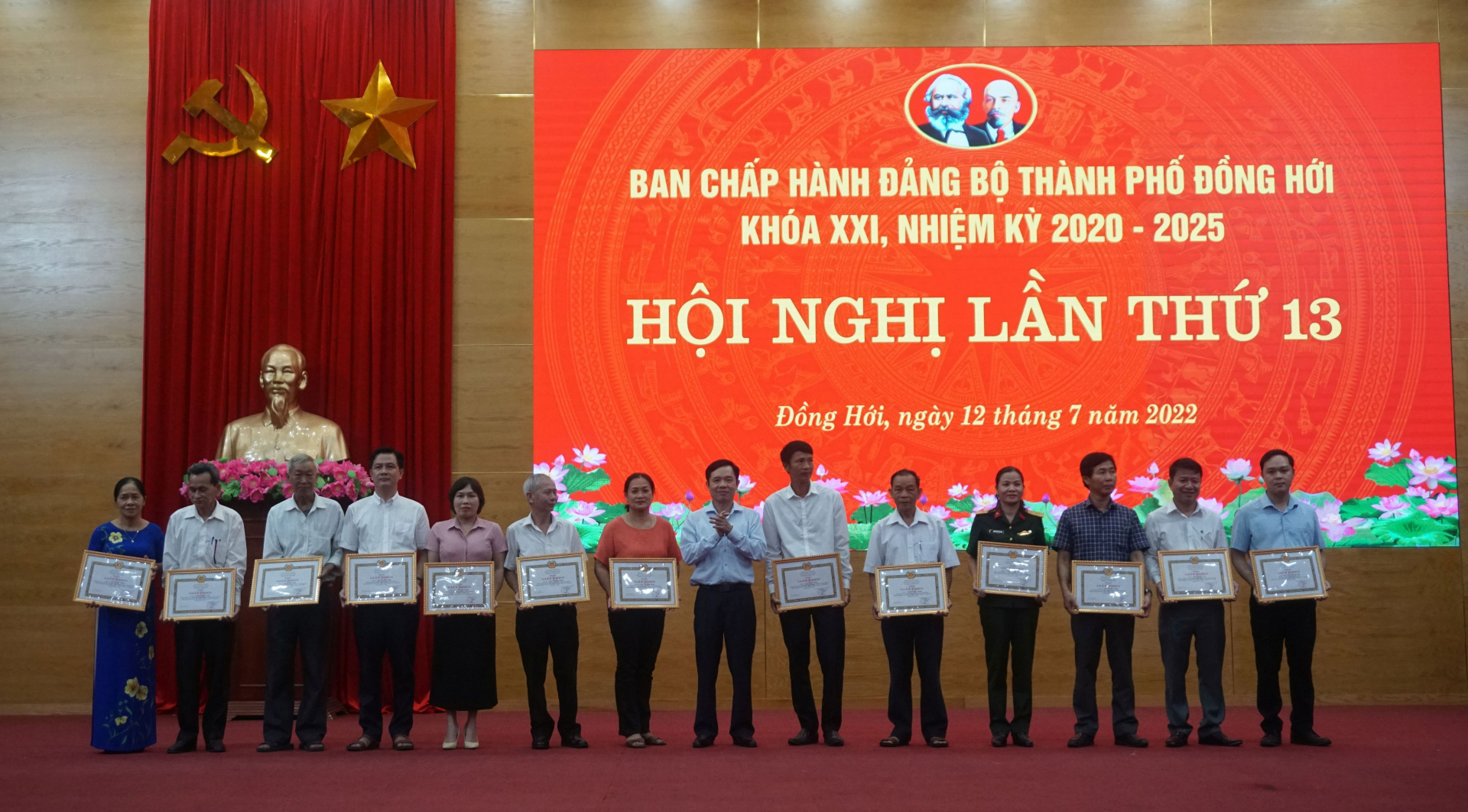 13 đảng viên thuộc Đảng bộ thành phố Đồng Hới đạt tiêu chuẩn “hoàn thành xuất sắc nhiệm vụ” 5 năm liền giai đoạn 2017-2021 được nhận Bằng khen của Ban Thường vụ Thành ủy.