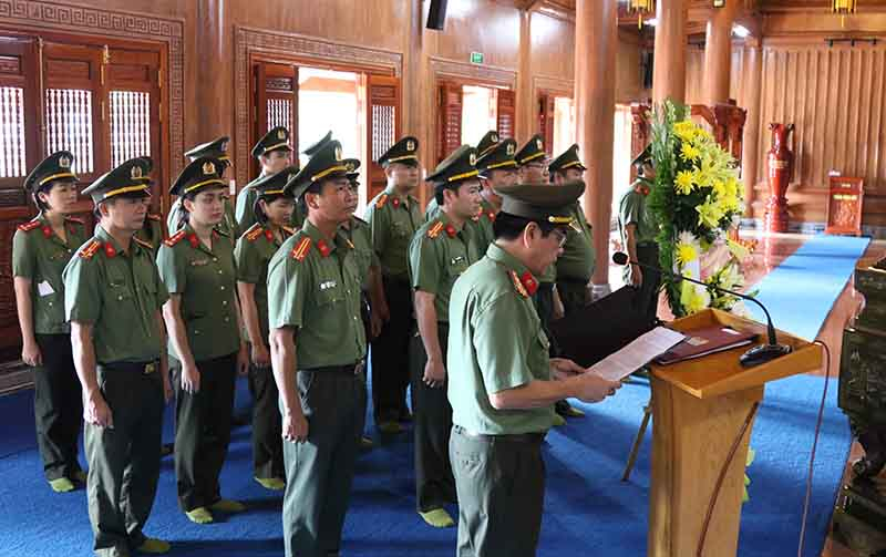 Khối An ninh báo công tại Đền thờ Bác Hồ và các Anh hùng liệt sỹ