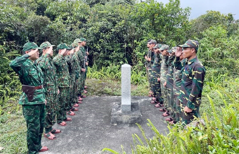 CB, CS BĐBP tỉnh và Bộ Chỉ huy Quân sự tỉnh Khăm Muộn (Lào) tổ chức tuần tra song phương đoạn biên giới chung.