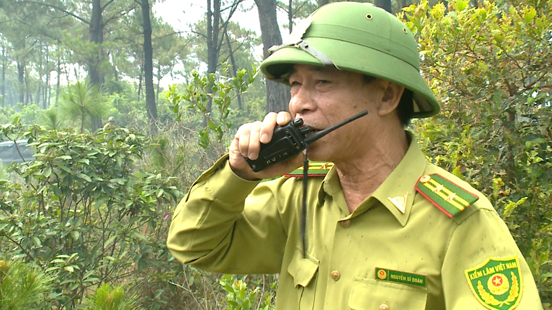 Bí thư Chi bộ, Hạt trưởng Hạt Kiểm Lâm TP. Đồng Hới Nguyễn Sỹ Doãn đang chỉ huy đơn vị thực hiện diễn tập CCR bằng hệ thống máy bơm nước gắn trên xe ô tô.