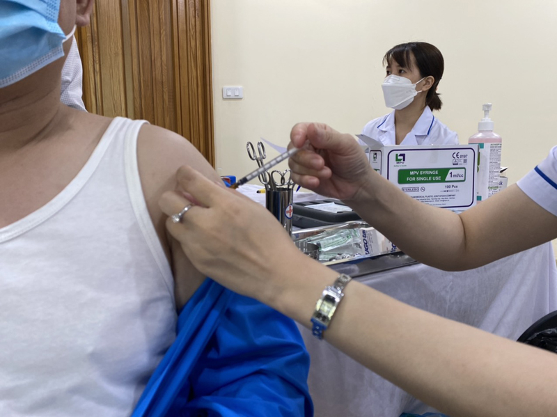 Tiêm vaccine phòng COVID-19 mũi nhắc lại để bảo vệ trước các biến chủng mới.