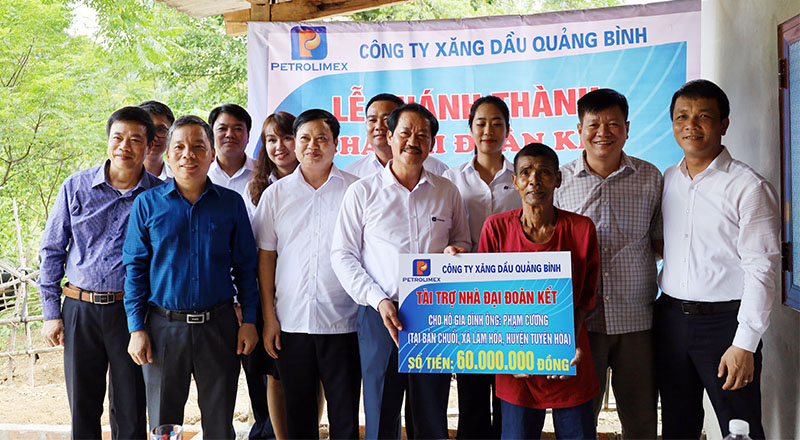 Lãnh đạo Công ty Xăng dầu trao 60 triệu đồng cho gia đình ông Phạm Cương