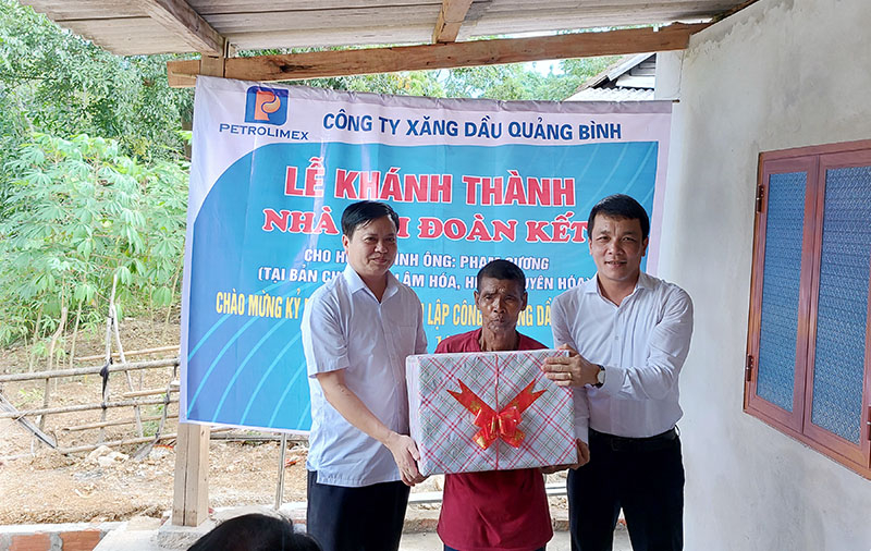 Lãnh đạo huyện Tuyên Hóa trao quà cho gia đình ông Phạm Cương