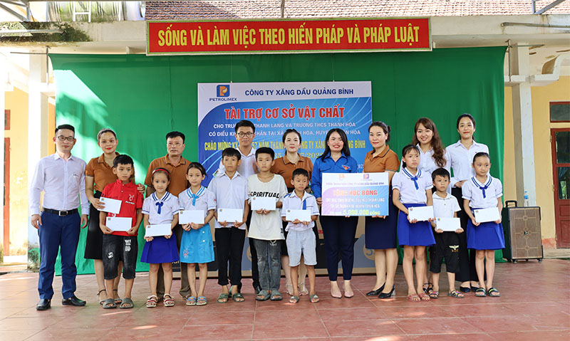 Trao học bổng cho các em học sinh nghèo vượt khó