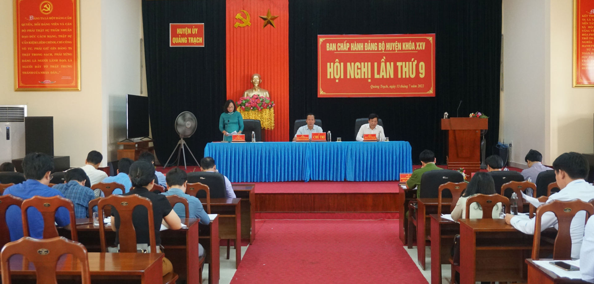 Toàn cảnh hội nghị.