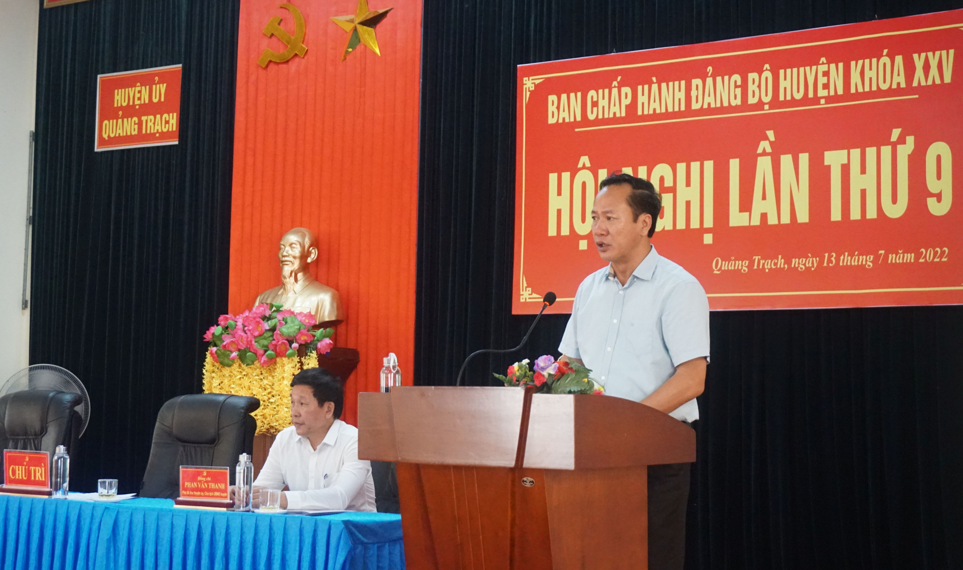 Đồng chí Bí thư Huyện ủy Quảng Trạch Nguyễn Xuân Đạt phát biểu tại hội nghị.