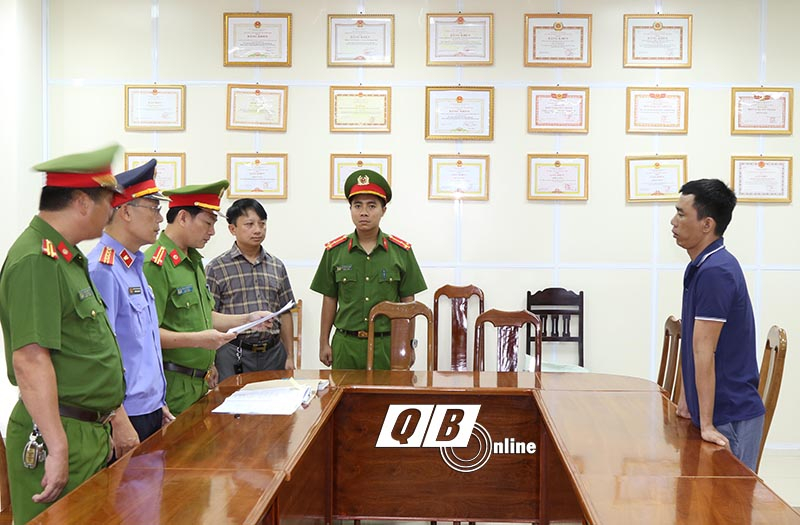 Tống đạt khởi tố vụ án, khởi tố bị can đối với Đỗ Khắc Điệp về hành vi mua bán trái phép hóa đơn.