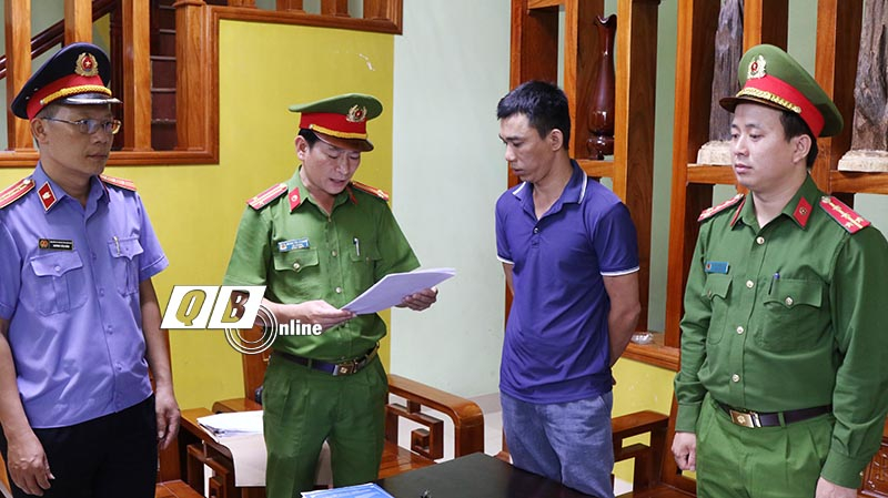 Tống đạt quyết định khám xét nơi ở và lệnh tạm giam 3 tháng đối với Đỗ Khắc Điệp về hành vi mua bán trái phép hóa đơn.