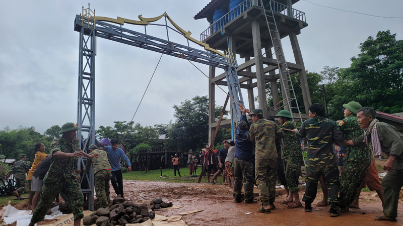 Do công tác chuẩn bị chu đáo nên trong 1 ngày cổng chào bản Na Chắt đã hoàn thành.